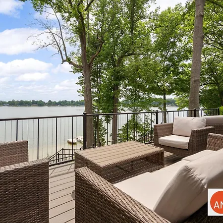 The Glistening Grape - Lakeside Getaway